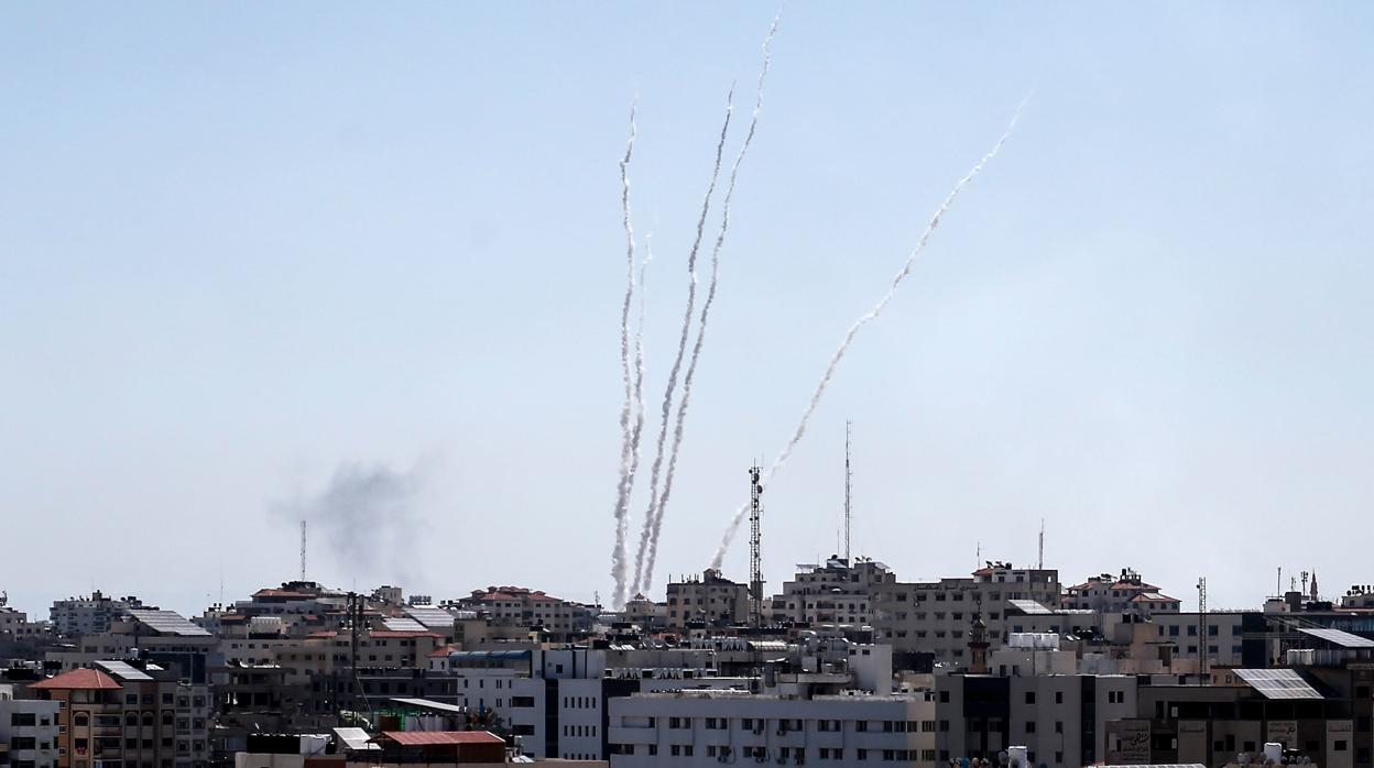 Lanzamiento de misiles desde la franja de Gaza. Los proyectiles han sido interceptados por el sistema de defensa de la «Cúpula de hierro»