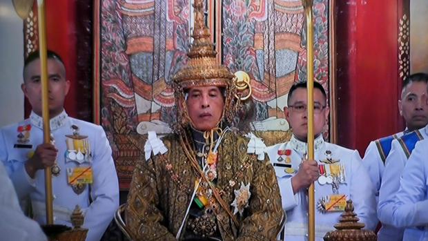 El rey Vajiralongkorn de Tailandia es coronado en una suntuosa ceremonia