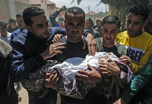 Funeral de Saba Abu Arar, un bebé muerto en las últimas horas a causa de un bombardeo israelí, según Hamás, o a causa de la explosión de un cohete de Hamás, según Israel