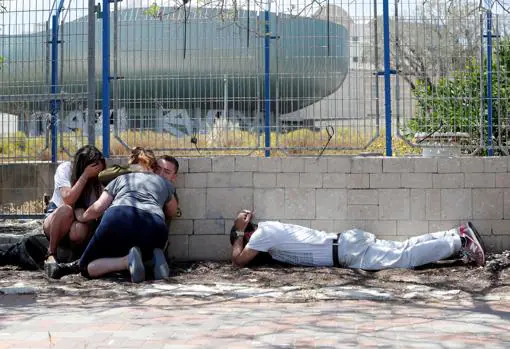 Ciudadanos israelíes aterrorizados durante un ataque de cohetes de Hamás hoy, en Ashkelon