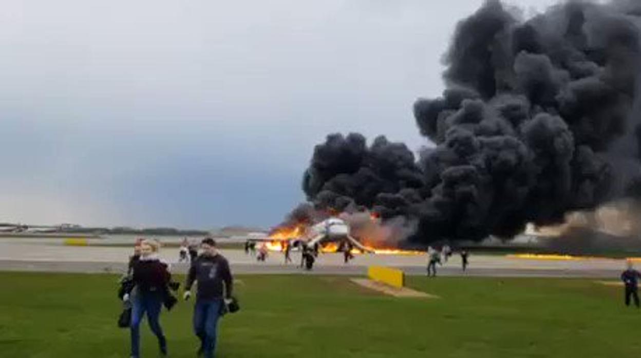 Al menos 41 muertos en un avión de pasajeros que aterrizó en llamas en el aeropuerto de Moscú