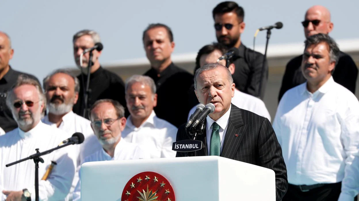 El presidente Erdogan, este viernes durante la inauguración de la Gran Mezquita Camlica, en Estambul