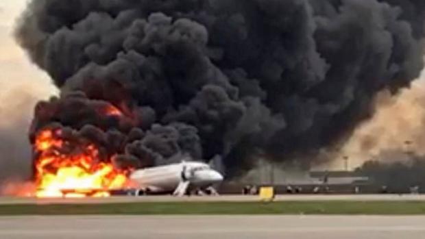 Hallan las cajas negras del avión siniestrado en el aeropuerto de Moscú