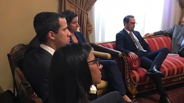 Guaidó se reúne con los embajadores europeos en el Parlamento para tratar la crisis en Venezuela