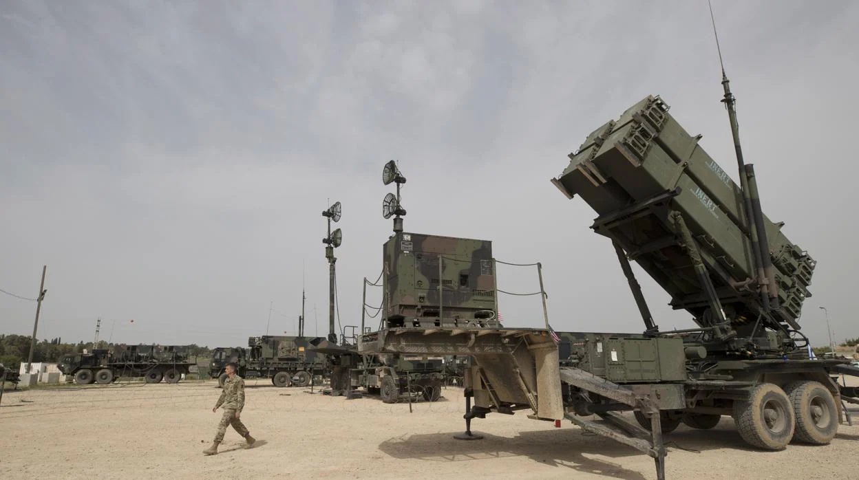 Personal militar de EE.UU., junto a baterías de misiles Patriot en la base israelí de Hatzor
