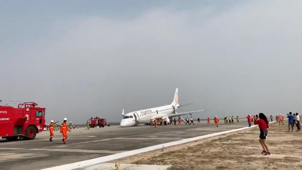 Un piloto salva a los 89 pasajeros de un avión tras aterrizar sin las ruedas frontales