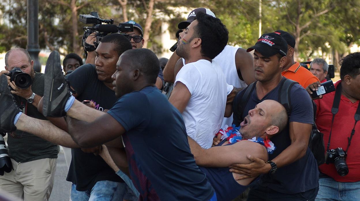 Policías arrestan a participantes en la marcha gay no autorizada en La Habana