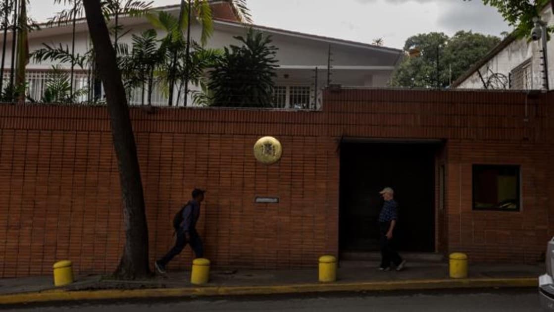 España comprará de emergencia un vehículo blindado para su embajada en Caracas