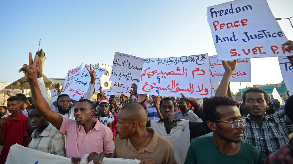 Varias personas se manifiestan en contra de la junta militar, ayer en Khartoum (Sudán)