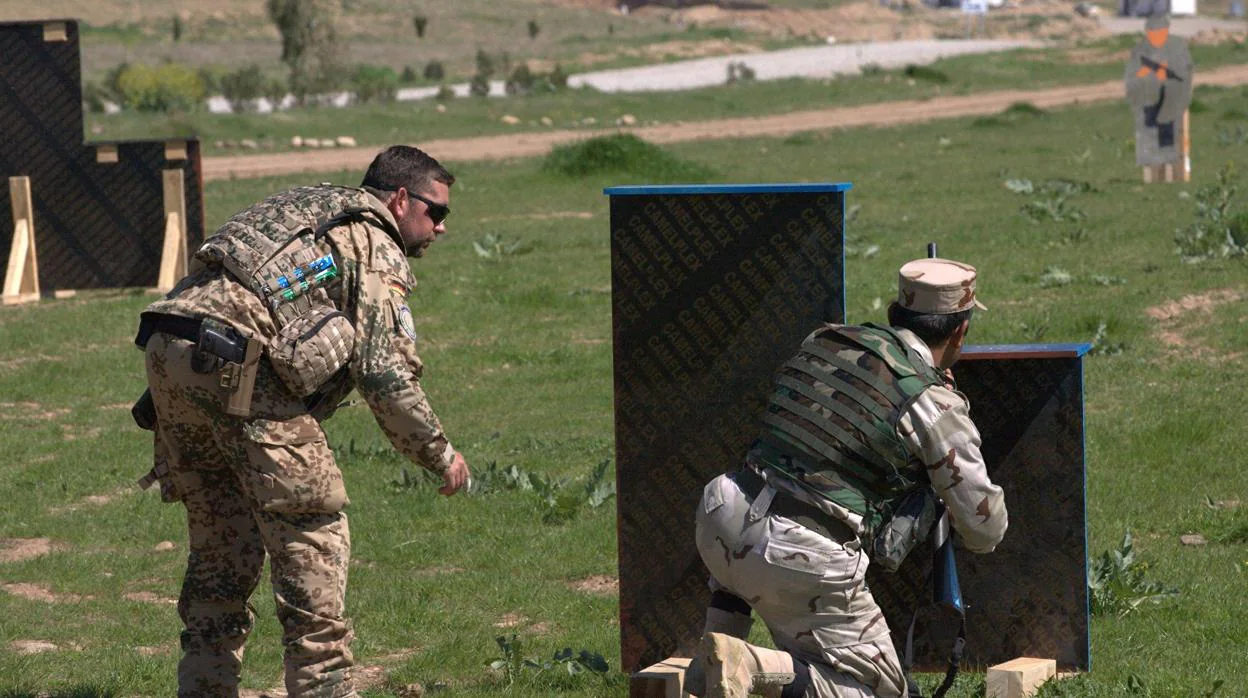 Un soldado alemán instruye a un soldado kurdo iraquí en Erbil