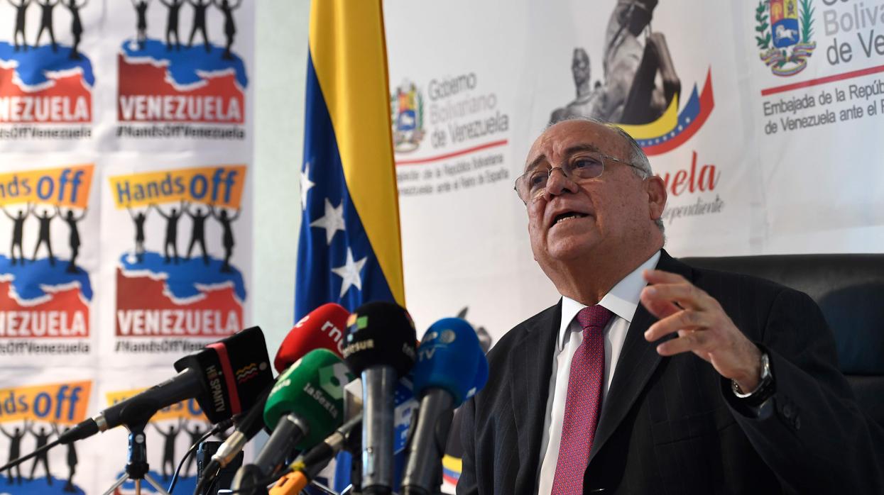 Mario Isea, durante la rueda de prensa en la Embajada de Venezuela en Madrid