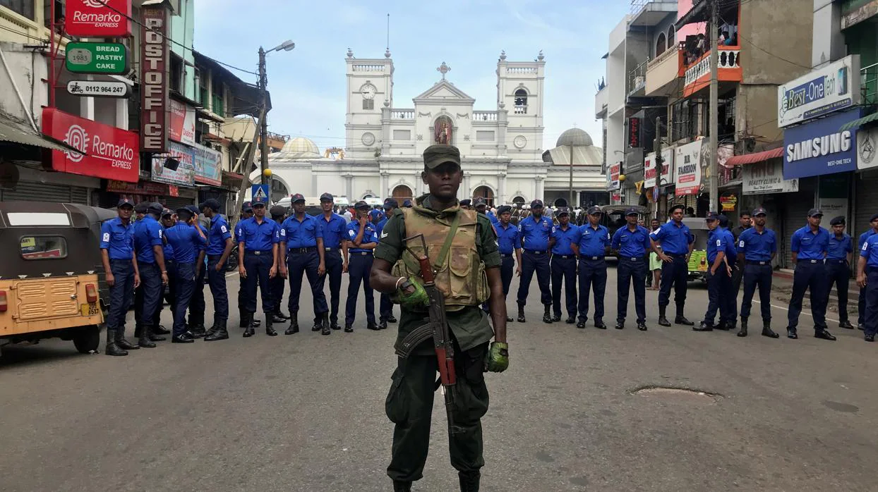 Oficiales del Ejército de Sri Lanka custodian el acceso al Santuario de San Antonio, uno de los enclaves atacados en los atentados del Domingo de Resurrección