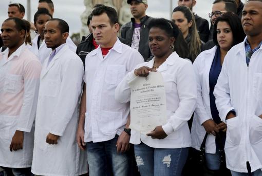 Médicos cubanos que desertaron de las misiones en Venezuela, y viven actualmente en Colombia