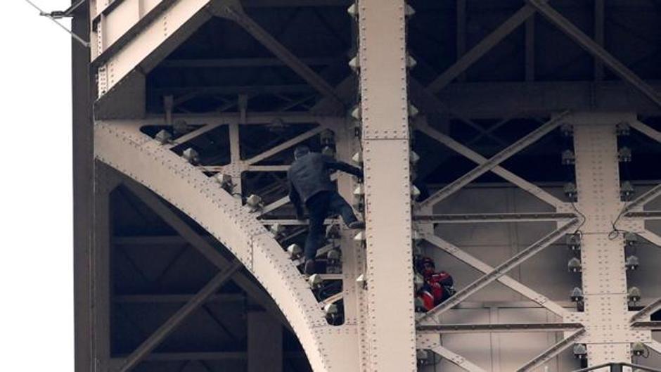 La Torre Eiffel, evacuada y cerrada por la presencia de un hombre escalando el monumento