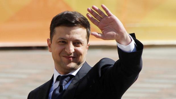 Zelenski toma posesión como presidente de Ucrania y disuelve el Parlamento como primera medida