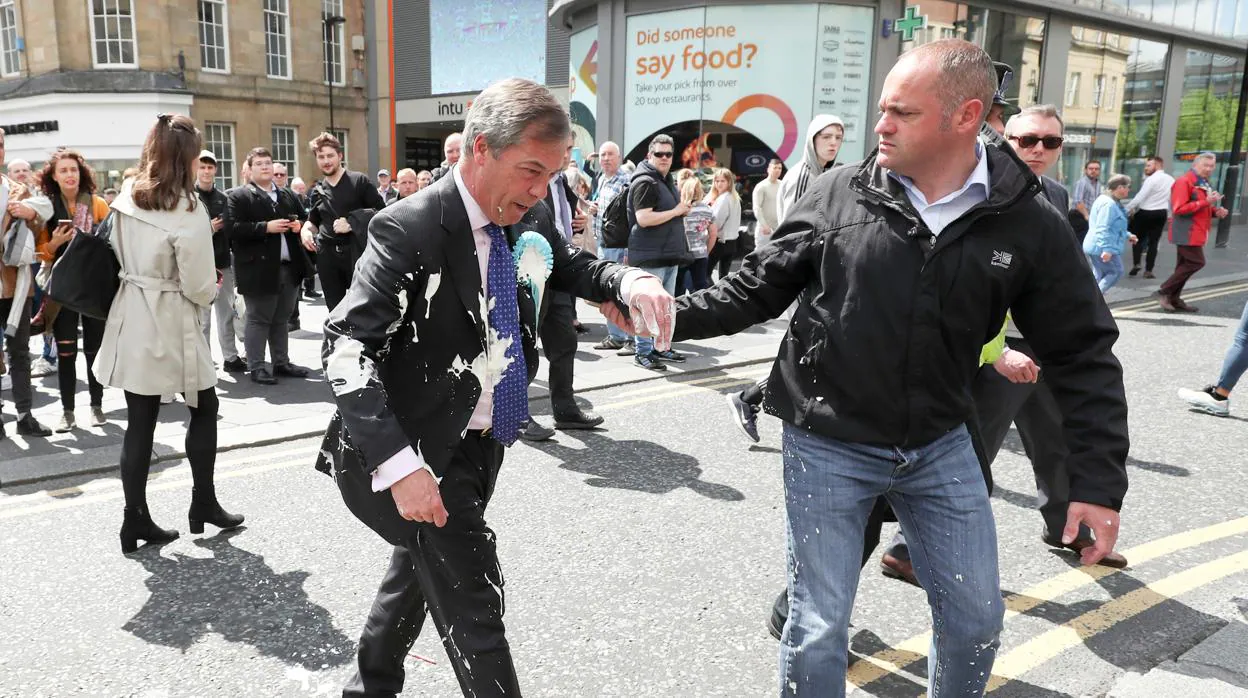 Lanzan un batido a Farage en Newcastle