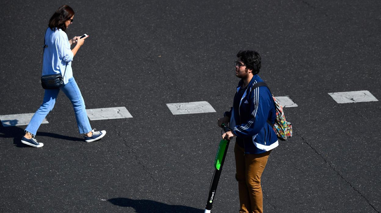Nueva York declara la guerra al móvil en los pasos de peatones