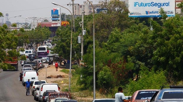 Los militares controlan el racionamiento de gasolina en Venezuela