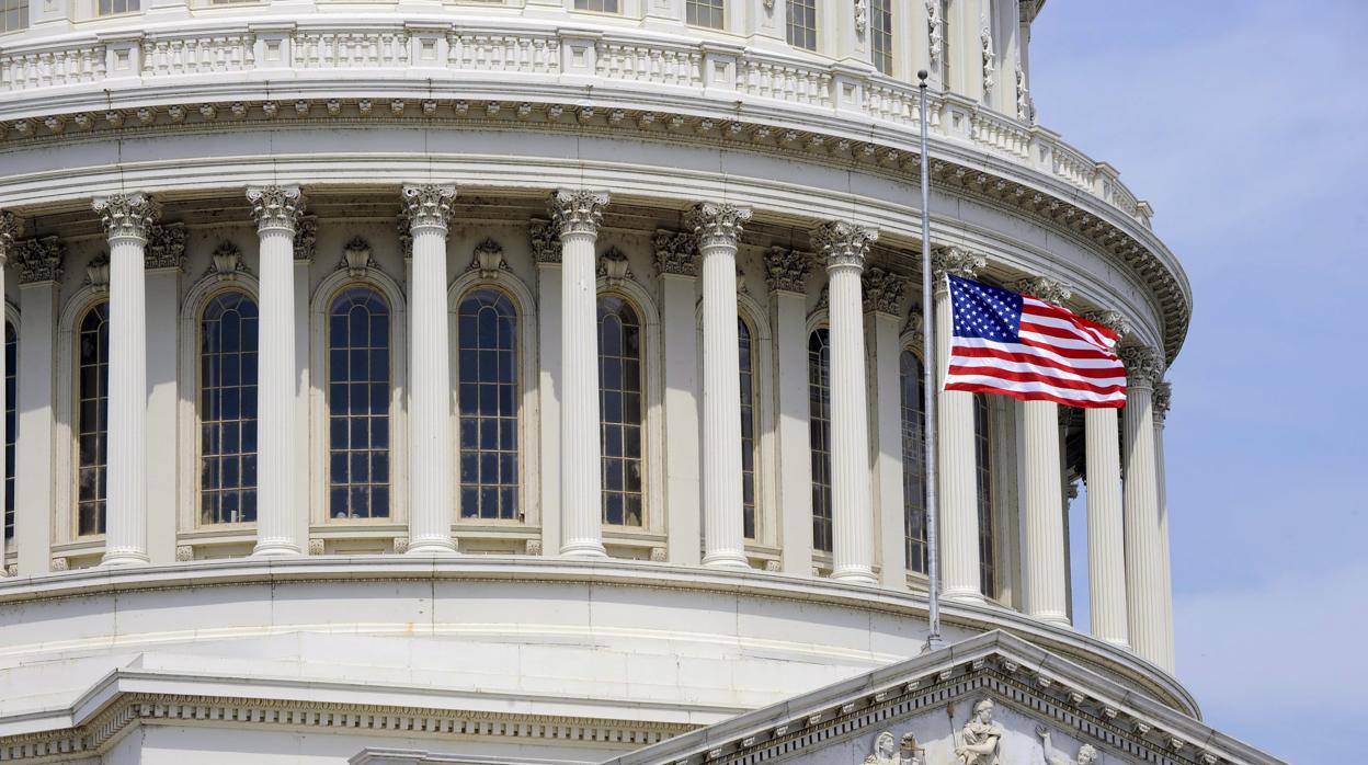 La bandera estadounidenseondea a media asta en el Capitolio de Washington