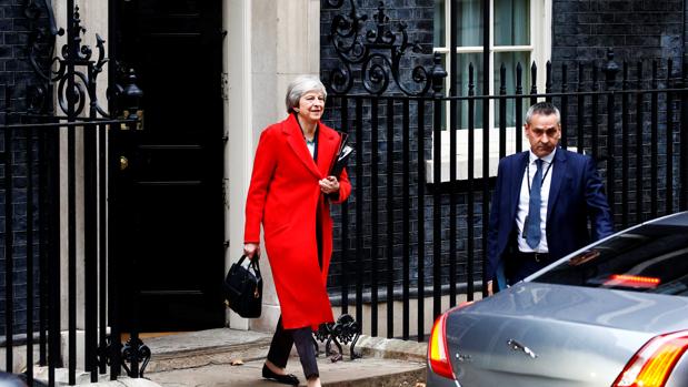 La Policía británica cierra las calles cercanas a la residencia de May tras el hallazgo de un paquete