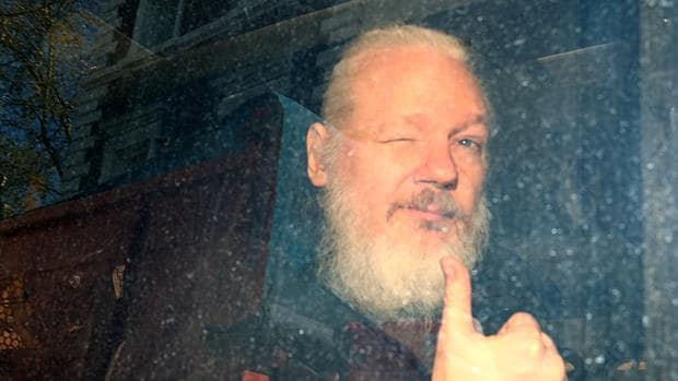 EE.UU. le imputa a Assange 17 delitos con una pena de hasta 170 años de cárcel