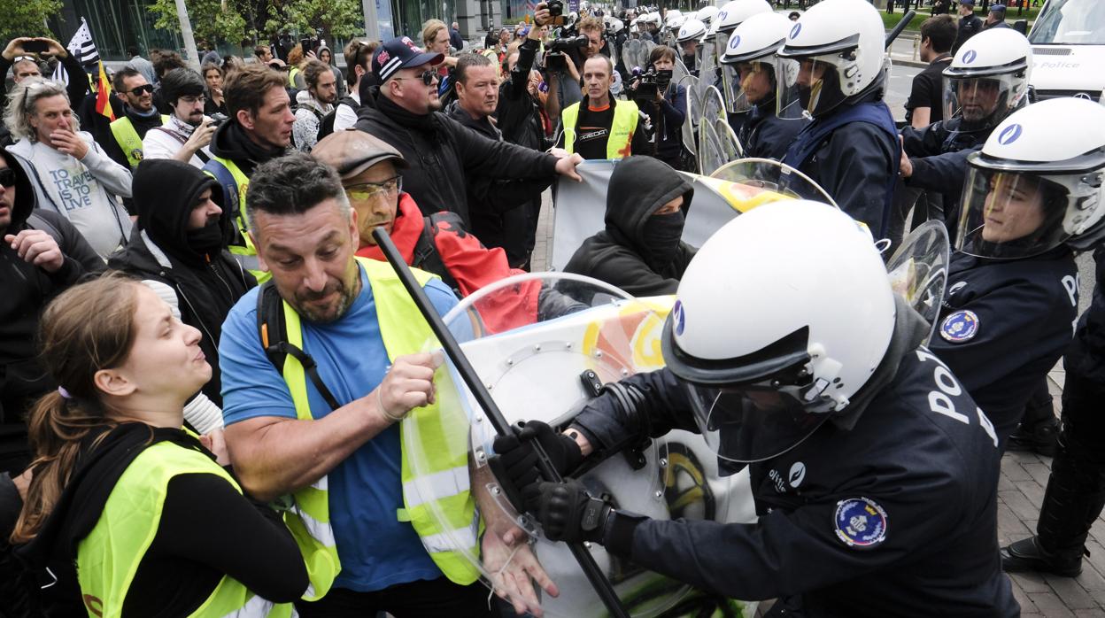 Manifestantes ataviados con chalecos amarillos se enfrenta a la Policía en Bruselas