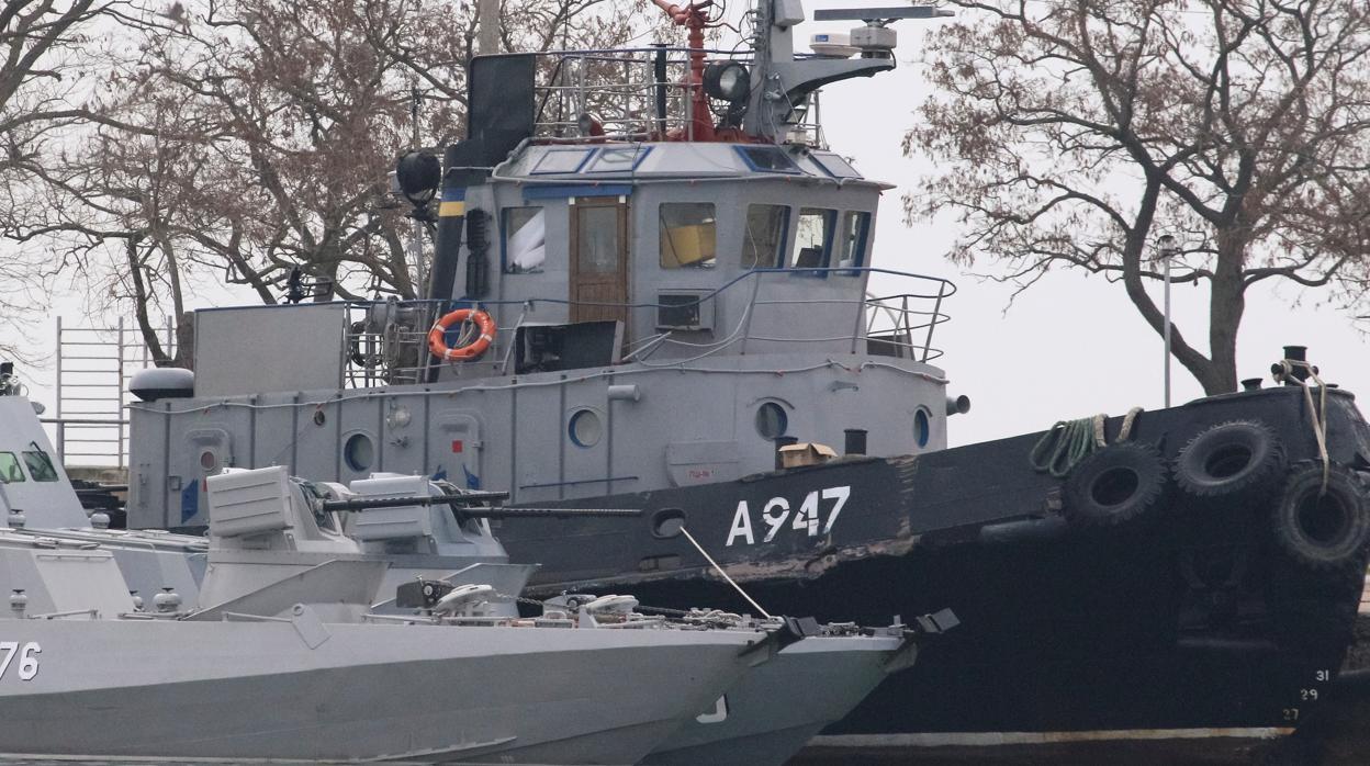 Los barcos incautados, amarrados en el puerto de Kerch (Crimea)
