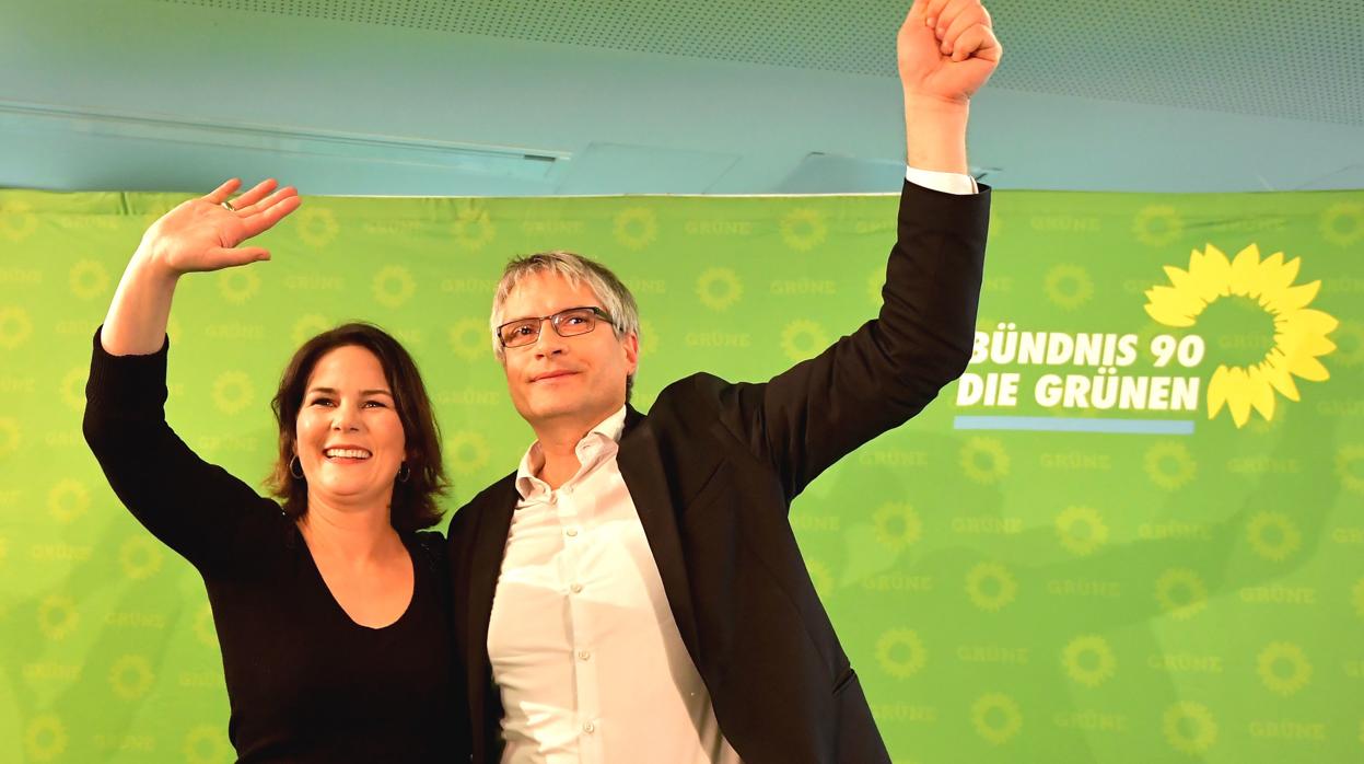 Annalena Baerbock y Sven Giegold, saludan desde el escenario después de que se anunciaron los resultados de las euopeas