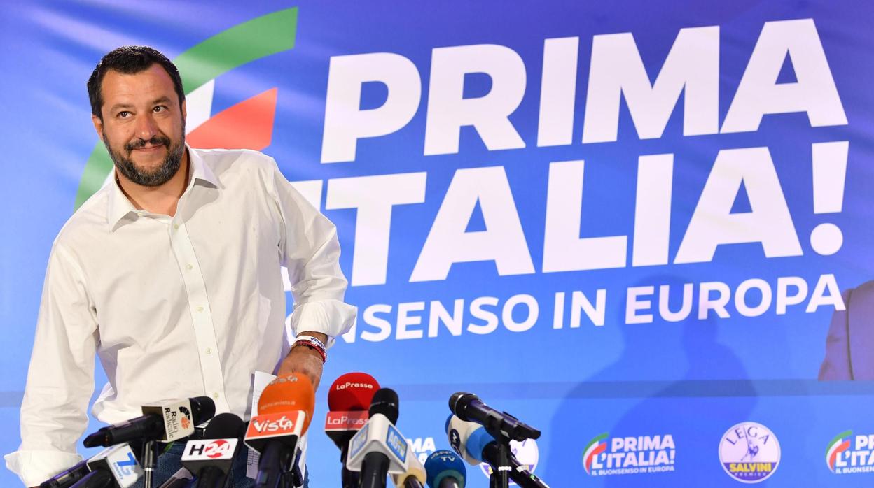 El vicepresidente italiano y ministro del Interior, Matteo Salvini, ofrece una rueda de prensa en la sede de la Liga