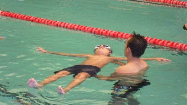 Acusan a una entrenadora de natación de torturar a bebés con discapacidad en Rusia