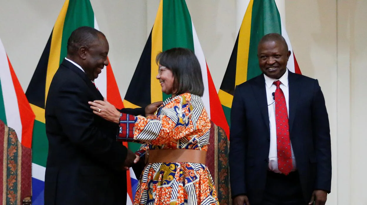 El presidente de Sudáfrica, Cyril Ramaphosa, saluda a la nueva ministra de Obras Públicas, Patricia de Lille, este jueves