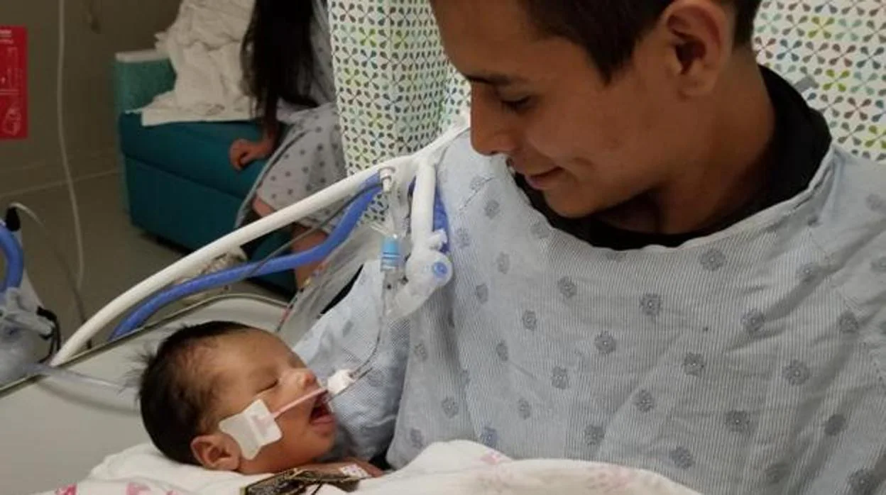 Yovani López junto al bebé de la fallecida Marlen Ochoa
