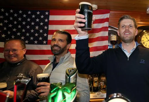 Los hermanos Trump brindan con los vecinos de Doonbeg en un pub