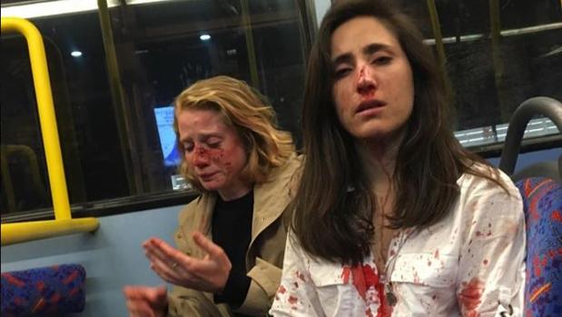 Agreden sin piedad a una azafata y a su novia en un autobús nocturno en Londres