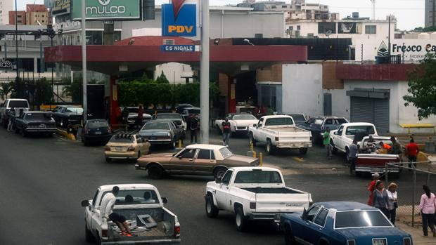 El sindicato petrolero alerta de que Venezuela se quedará sin gasolina en un mes