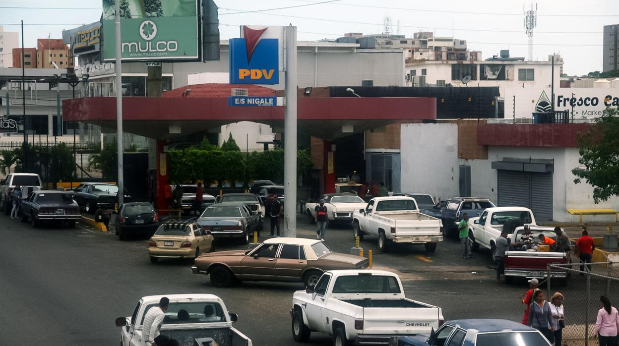 Un grupo de vehículos haciendo fila para comprar gasolina, en la ciudad de Maracaibo