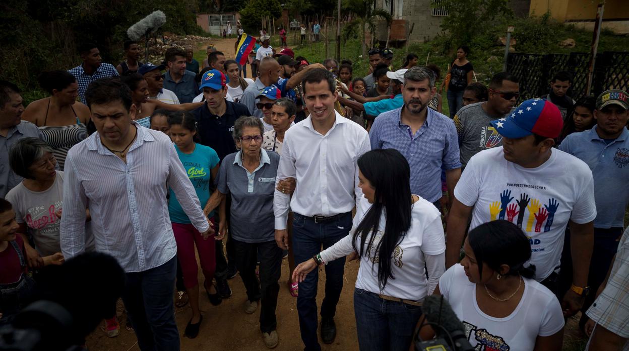 Juan Guaidó hace un recorrido por una barriada en Caracas