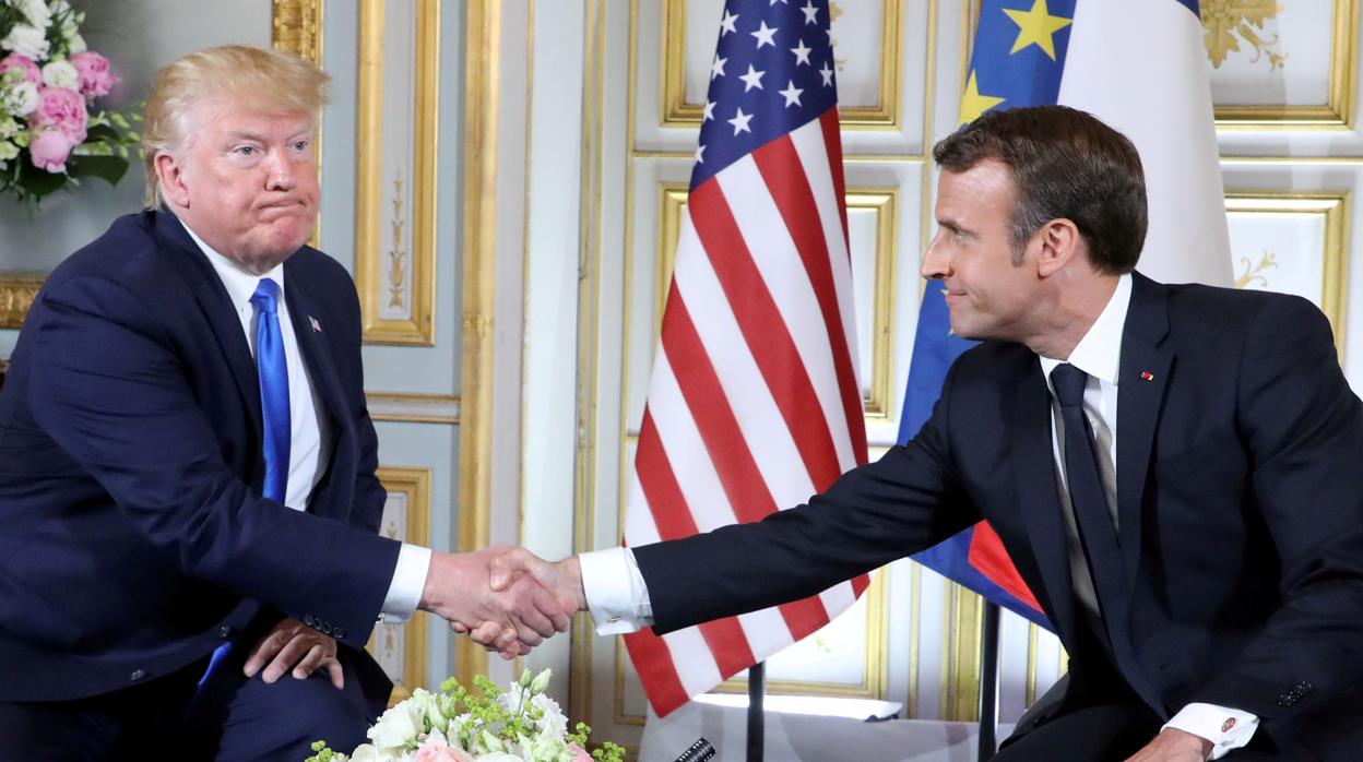 Trump y Macron estrechan manos en las celebraciones del Día D