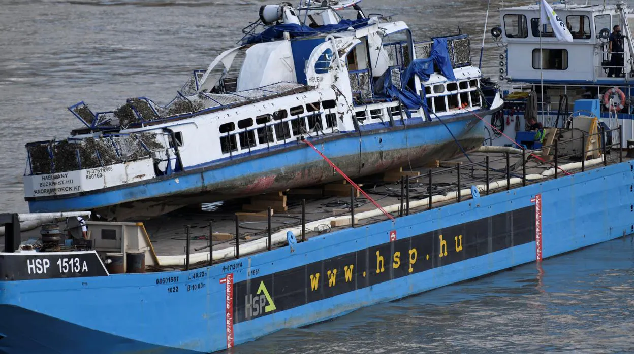 Encuentran otros cuatro cadáveres al reflotar el barco hundido en Budapest