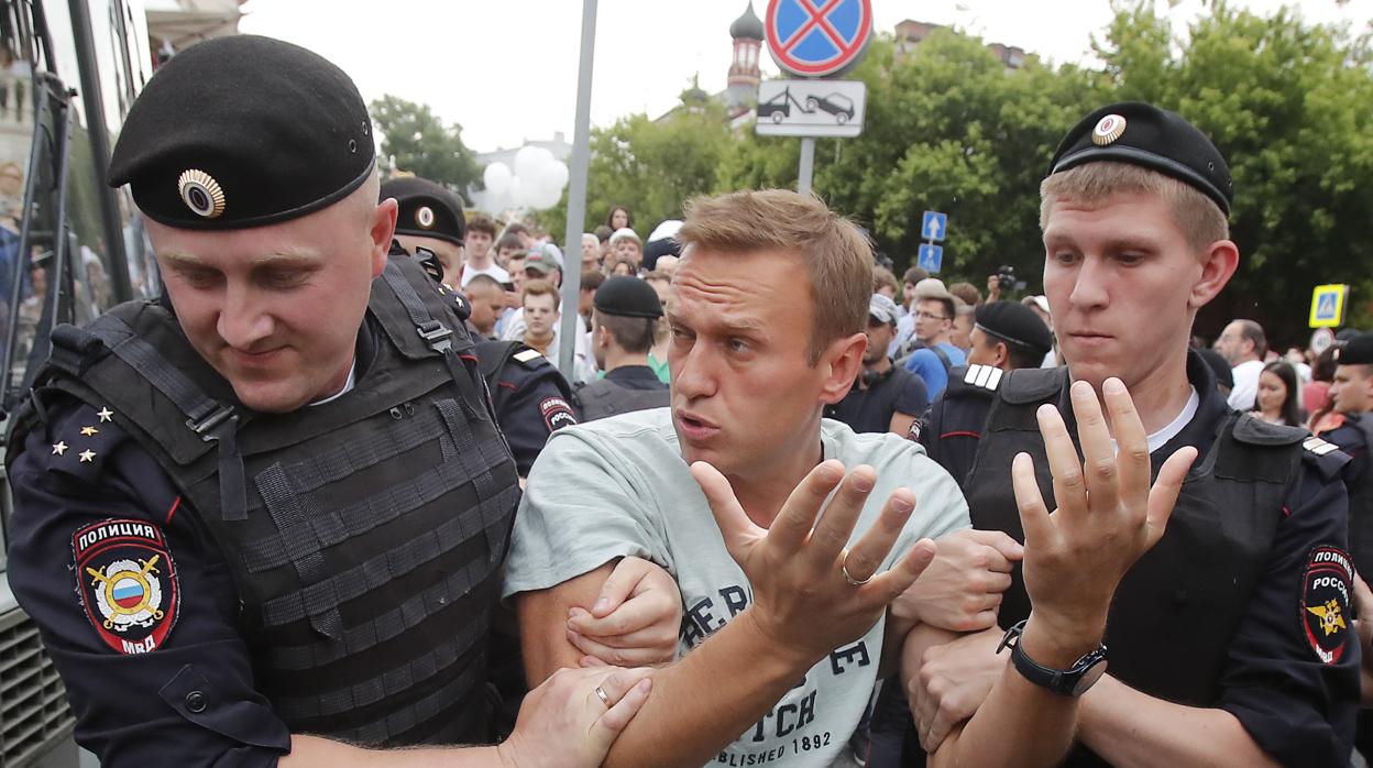 El líder opositor Alexei Navalny es detenido por la Policía, ayer en Moscú