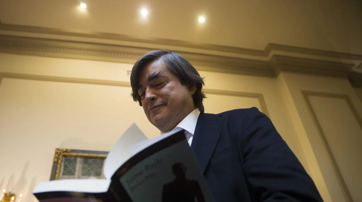 Jaime Bayly firma un ejemplar de su último libro, «Pecho Frío», en Madrid