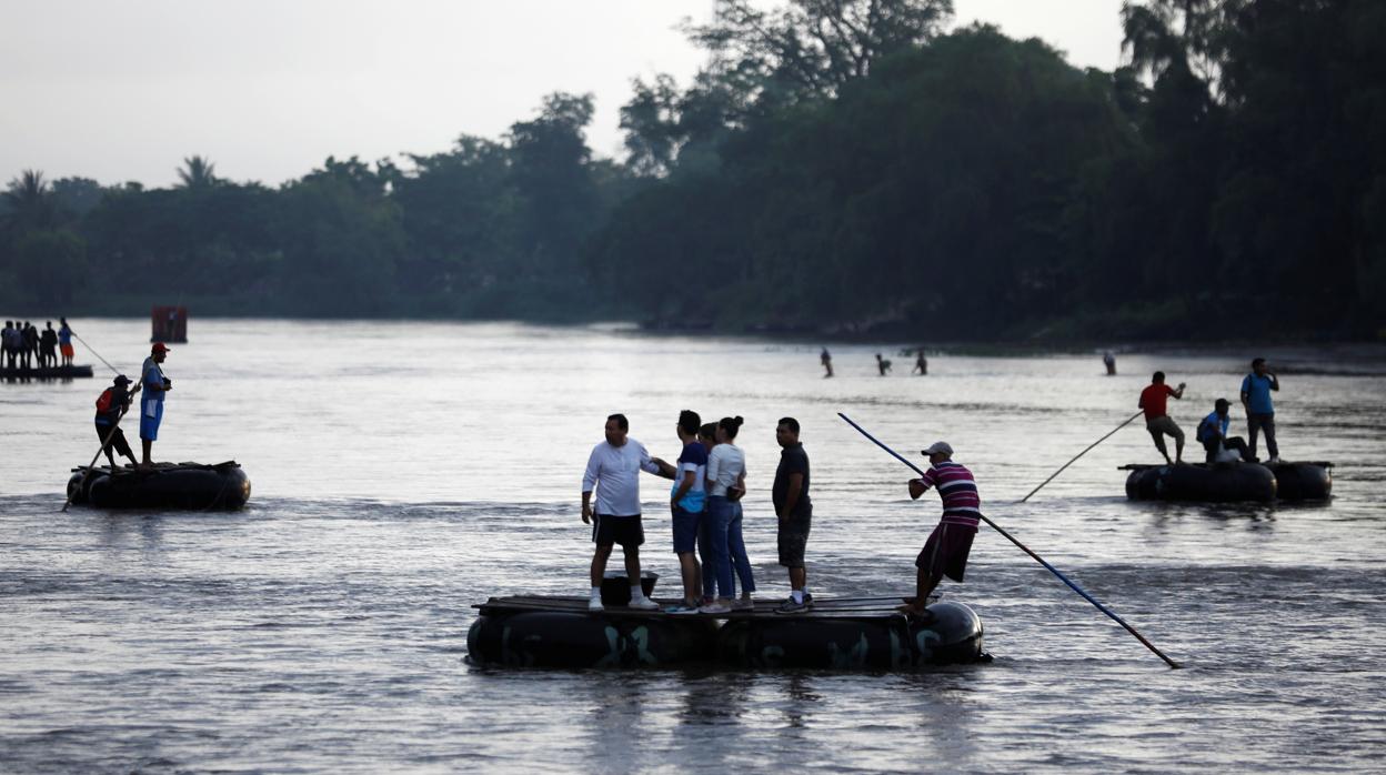 Emigrantes sudamericanos cruzan el río Suchiate, que separa Guatemala de México