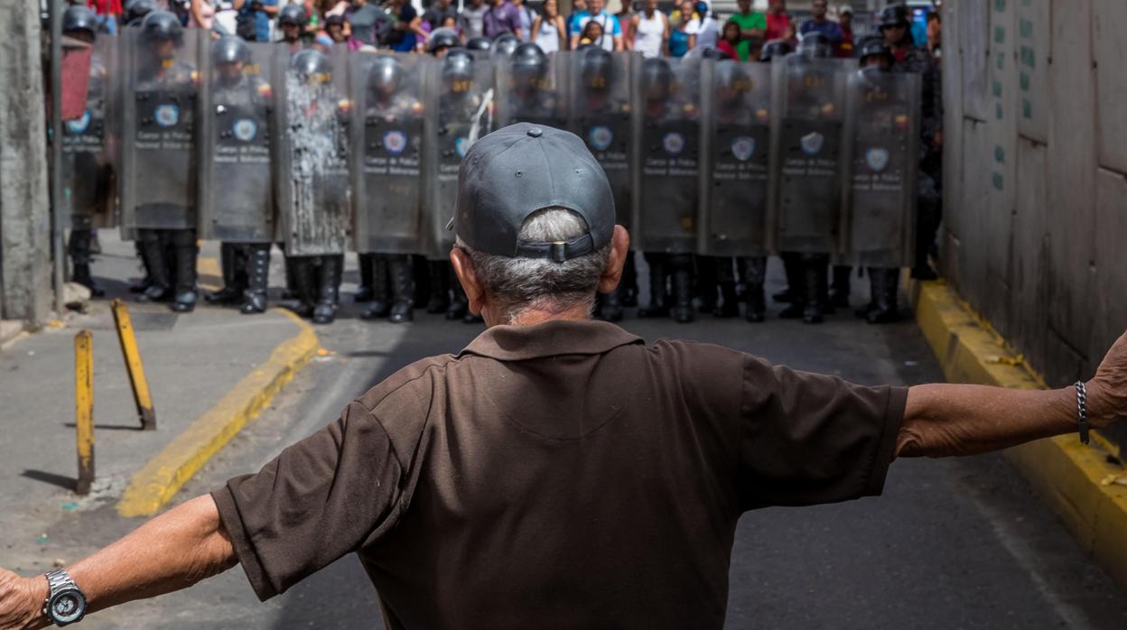 Un ciudadano caraqueño frente a un grupo de policías