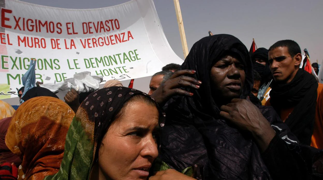 Un grupo de manifestantes protestan en el Sáhara Occidental en 2007