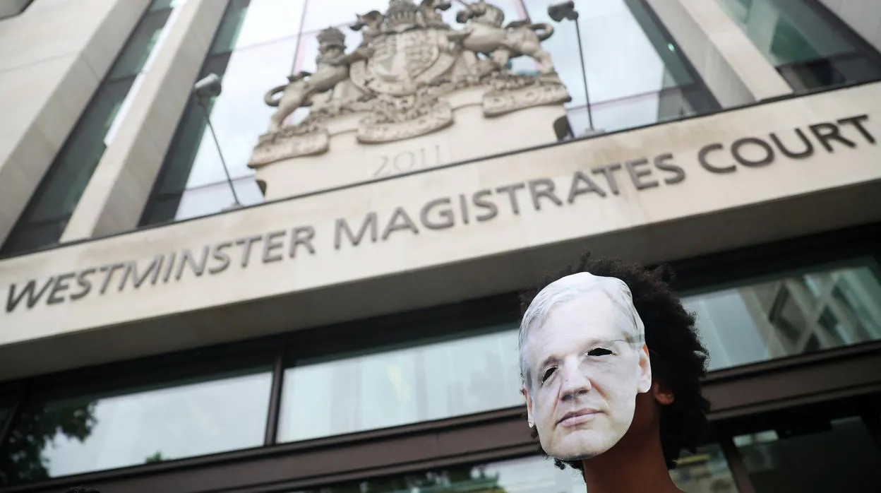 Un hombre con una careta con el rostro de Julian Assange, ante el edificio de los tribunales de Westminster, donde se ha celebrado la audiencia preliminar