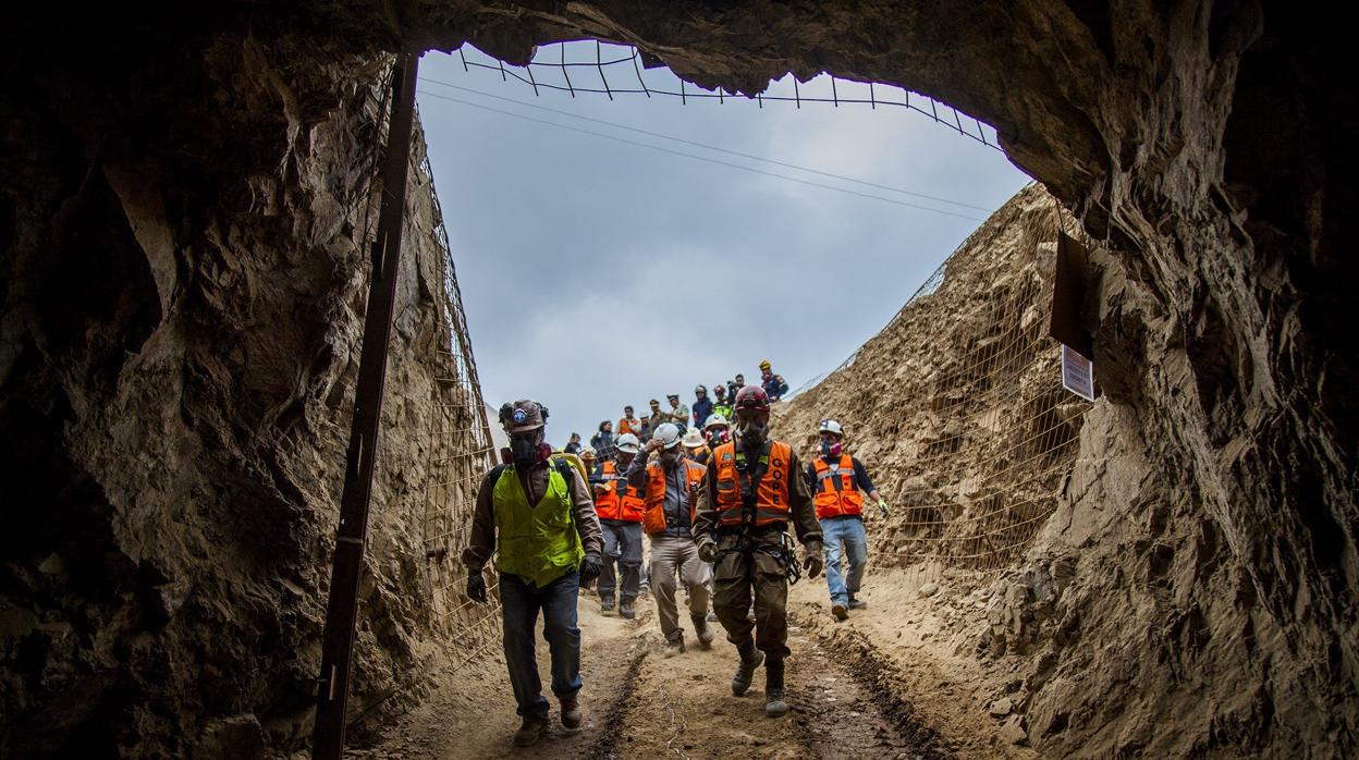 Fotografía cedida por el Gobierno de Antofagasta que muestra a operarios mientras intentan rescatar a los tres trabajadores bolivianos atrapados en la mina San José