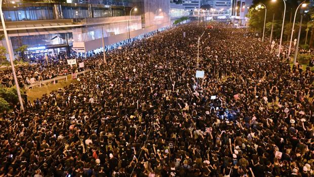 Casi dos millones de personas marchan en Hong Kong por la retirada de la ley de extradición a China