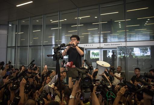 Joshua Wong se dirige a los manifestantes congregados a las puertas del Consejo Legislativo