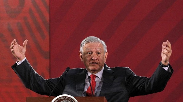 López Obrador cancela una obra pública tras celebrar una votación a mano alzada durante un mitin