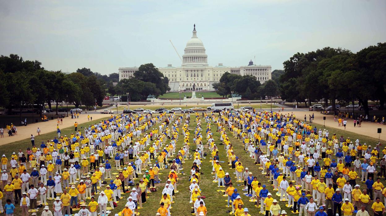 Miembros del grupo espiritual Falun Gong reunidos en Washington DC, EE.UU.